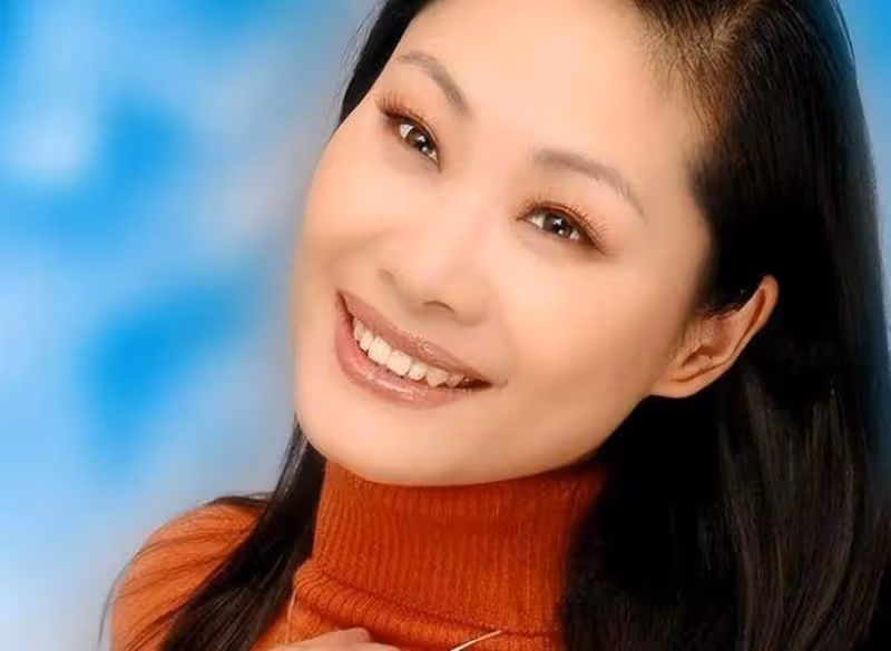57歲於文華現狀不慘,住農村簡陋房裙子拖地喂土狗,曾遭前夫背叛