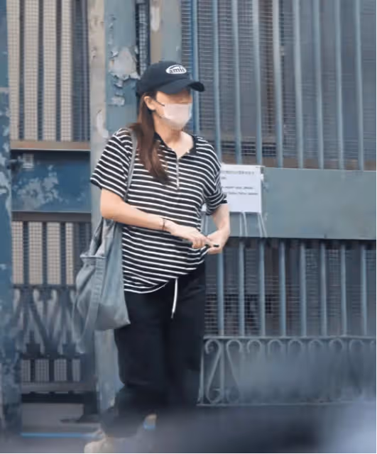 TVB前知名花旦近照曝光肚子凸起,被疑懷孕,臀部豐滿盡顯孕味