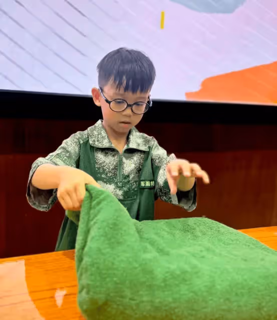 胡杏兒大子到內地軍訓,小傢伙一周內暴風式成長,卻被指沒苦硬吃