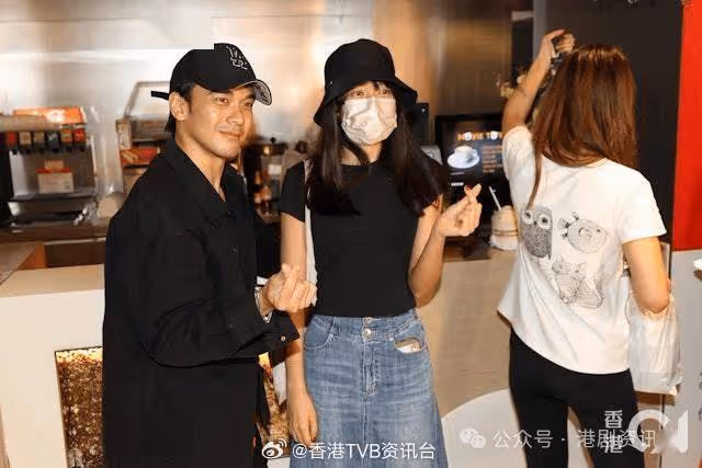 TVB小花離巢後戀愛運暢旺!真空大露背為星二代男友慶生