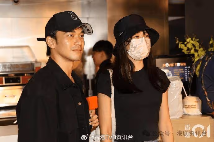 TVB小花離巢後戀愛運暢旺!真空大露背為星二代男友慶生