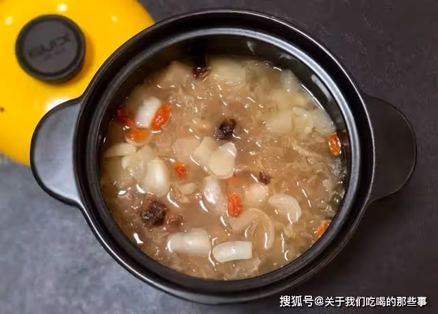 買銀耳,選白的還是選黃的?教您3招,簡單實用,挑到優質好銀耳