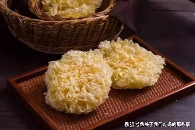 買銀耳,選白的還是選黃的?教您3招,簡單實用,挑到優質好銀耳