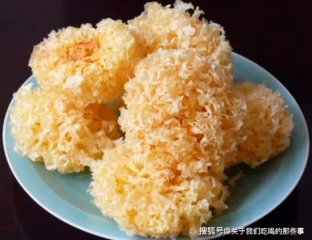 買銀耳,選白的還是選黃的?教您3招,簡單實用,挑到優質好銀耳