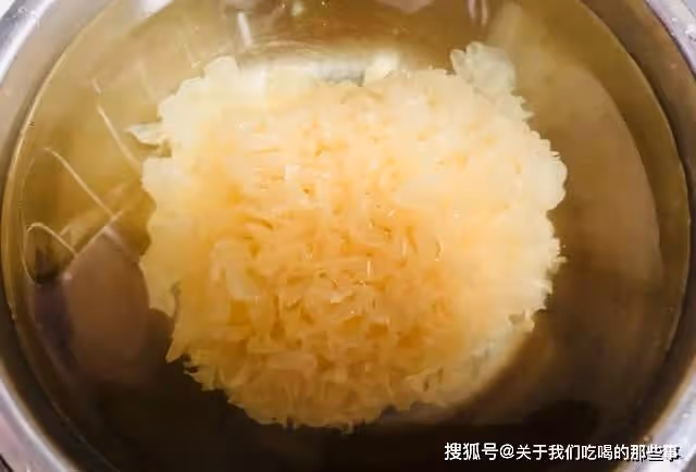 買銀耳,選白的還是選黃的?教您3招,簡單實用,挑到優質好銀耳