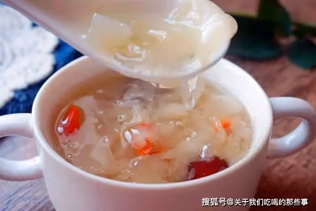 買銀耳,選白的還是選黃的?教您3招,簡單實用,挑到優質好銀耳