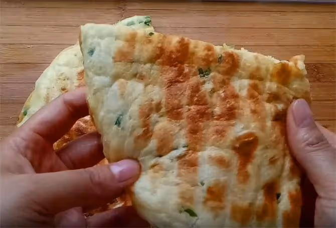 不擀麵,不揉面,筷子攪一攪,5分鐘烙出一大張餅,解決全家早餐