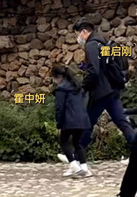 郭晶晶霍啟剛牽倆女兒游麗江,婆婆朱玲玲和郭媽媽一路同行好融洽
