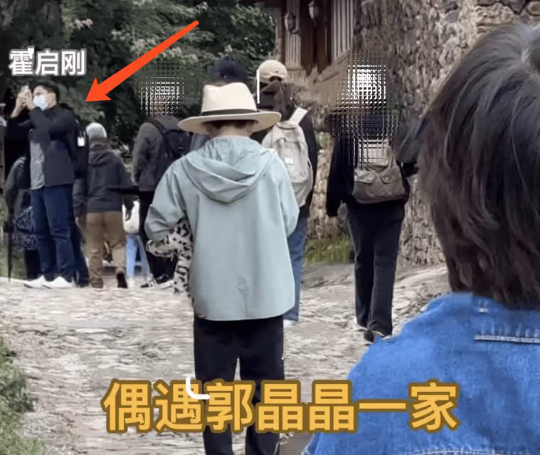 郭晶晶霍啟剛牽倆女兒游麗江,婆婆朱玲玲和郭媽媽一路同行好融洽