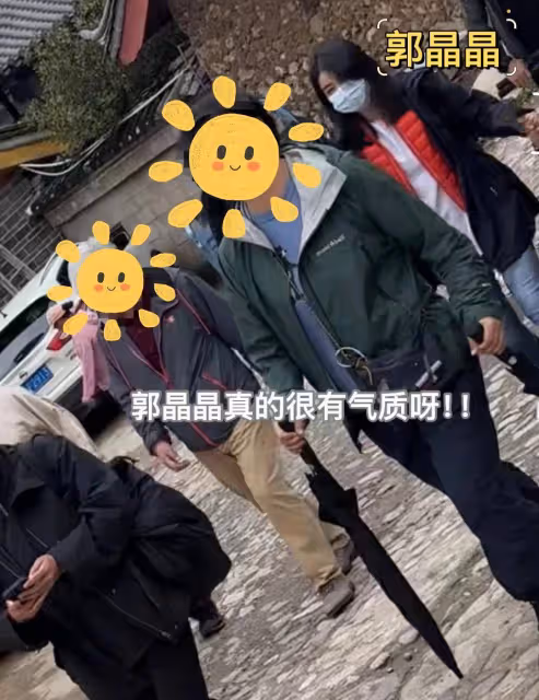 郭晶晶霍啟剛牽倆女兒游麗江,婆婆朱玲玲和郭媽媽一路同行好融洽