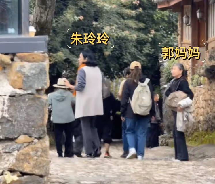郭晶晶霍啟剛牽倆女兒游麗江,婆婆朱玲玲和郭媽媽一路同行好融洽
