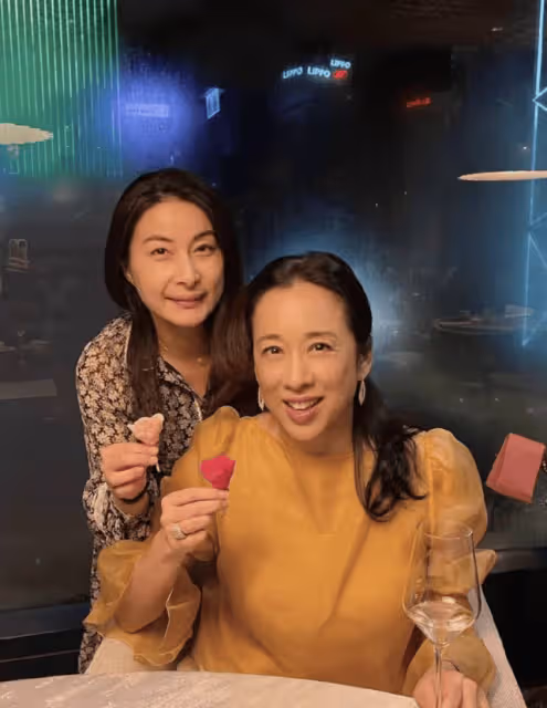 郭晶晶霍啟剛牽倆女兒游麗江,婆婆朱玲玲和郭媽媽一路同行好融洽