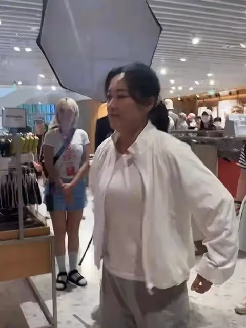 網友偶遇賈玲拍廣告，本人身材又圓潤不少，本人依舊十分可愛