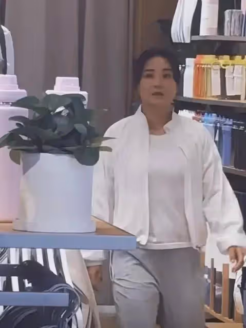 網友偶遇賈玲拍廣告，本人身材又圓潤不少，本人依舊十分可愛