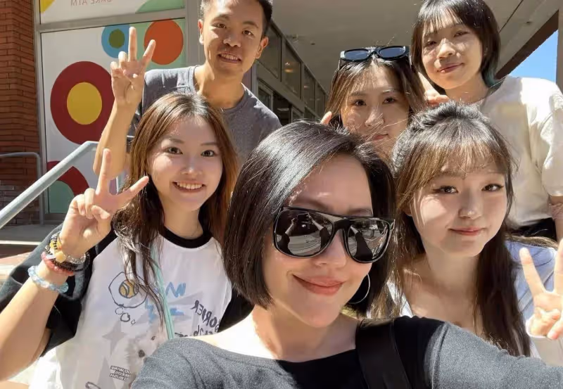 小s全家出動送大女兒國外上學,小s被女兒同學追捧,大明星氣場足