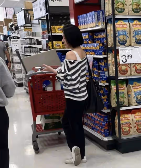 小s全家出動送大女兒國外上學,小s被女兒同學追捧,大明星氣場足
