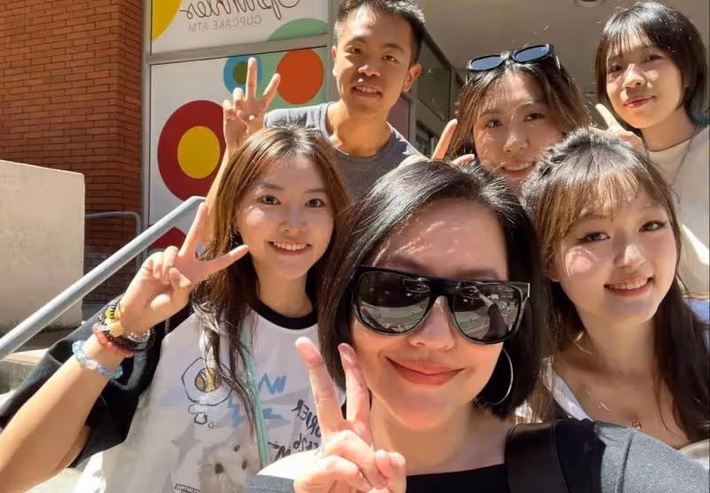 小s全家出動送大女兒國外上學,小s被女兒同學追捧,大明星氣場足