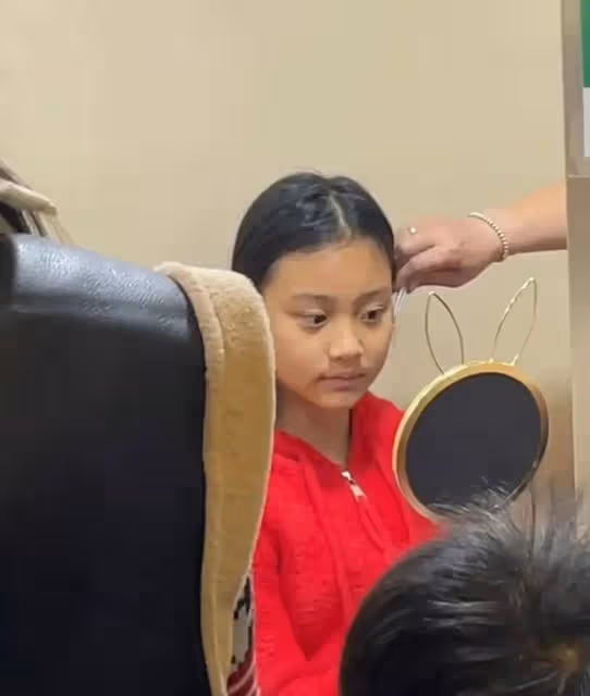 網友偶遇12歲甜馨打耳洞,甜馨長開超像爸爸賈乃亮,小女孩愛美