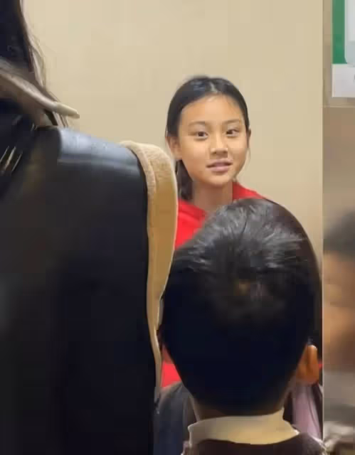 網友偶遇12歲甜馨打耳洞,甜馨長開超像爸爸賈乃亮,小女孩愛美