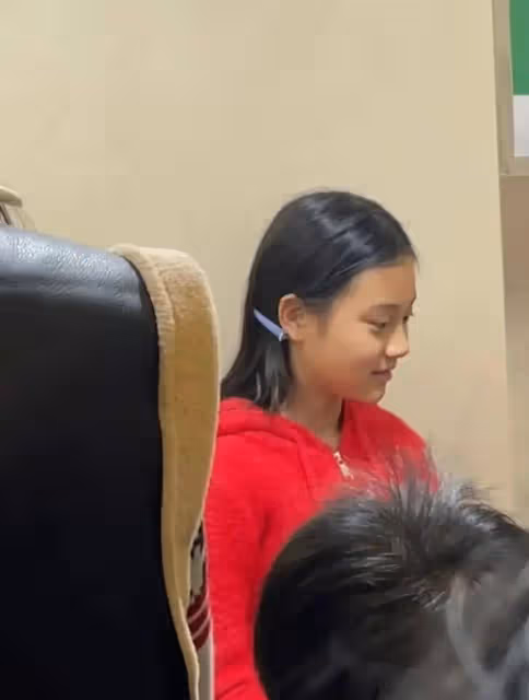網友偶遇12歲甜馨打耳洞,甜馨長開超像爸爸賈乃亮,小女孩愛美