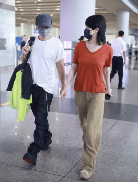 王菲謝霆鋒現身機場,55歲王菲靠在男友肩頭撒嬌,兩人穿得像母子