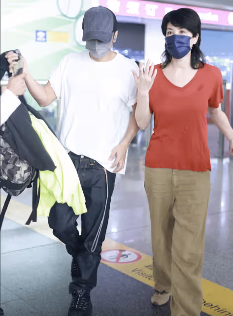 王菲謝霆鋒現身機場,55歲王菲靠在男友肩頭撒嬌,兩人穿得像母子