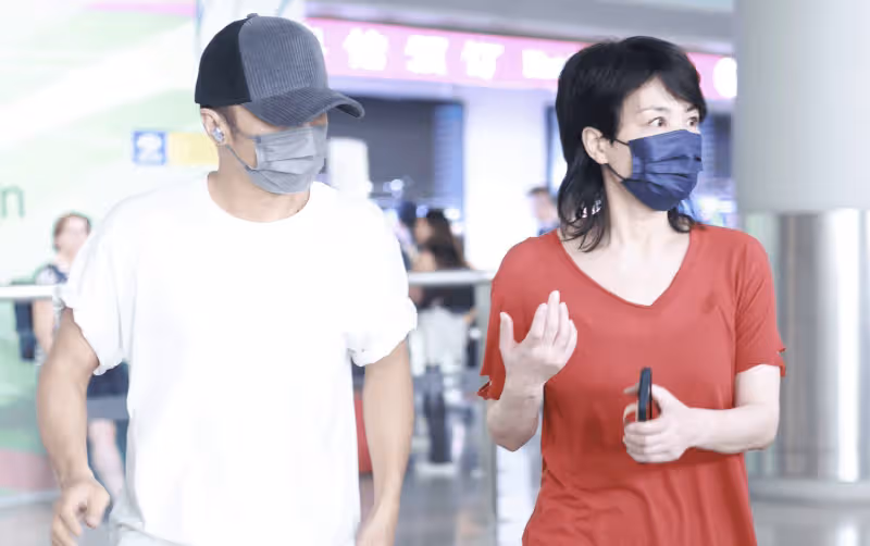 王菲謝霆鋒現身機場,55歲王菲靠在男友肩頭撒嬌,兩人穿得像母子