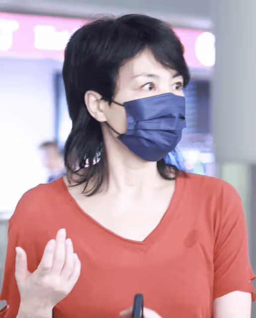 王菲謝霆鋒現身機場,55歲王菲靠在男友肩頭撒嬌,兩人穿得像母子
