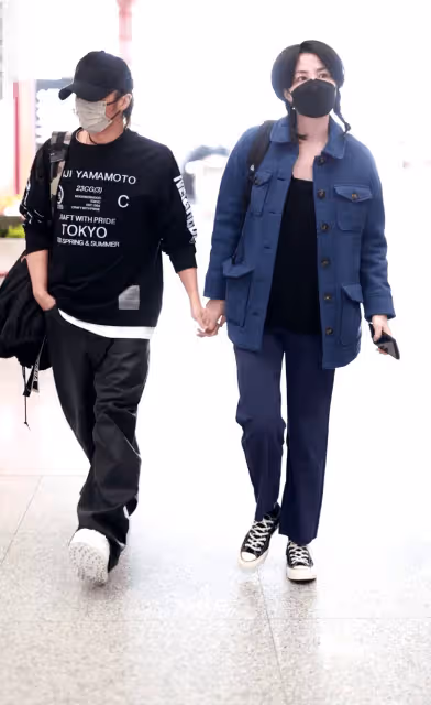 王菲謝霆鋒現身機場,55歲王菲靠在男友肩頭撒嬌,兩人穿得像母子