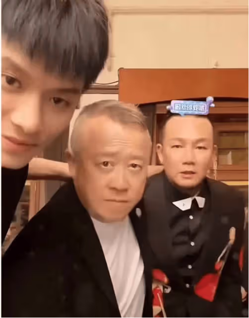 卑躬屈膝?曾志偉低姿態敬酒,被小楊哥捂臉逗弄,TVB群星賠笑淪為人肉背板
