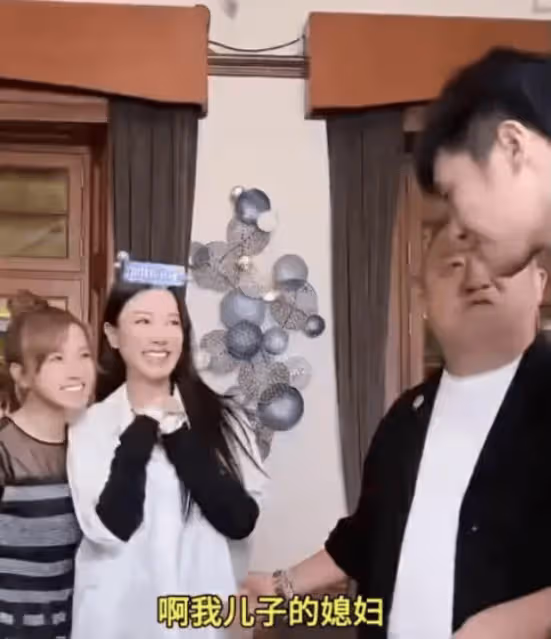 卑躬屈膝?曾志偉低姿態敬酒,被小楊哥捂臉逗弄,TVB群星賠笑淪為人肉背板