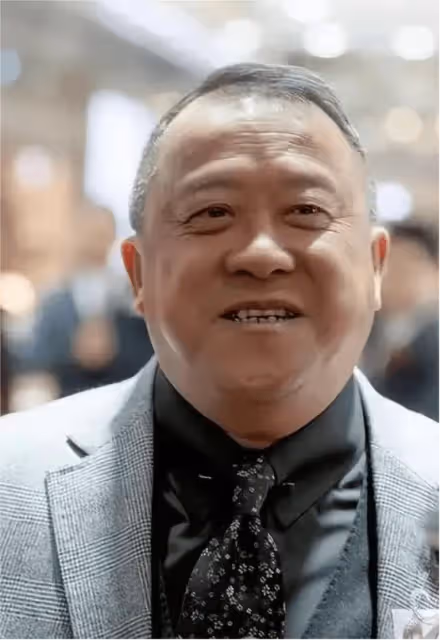 卑躬屈膝?曾志偉低姿態敬酒,被小楊哥捂臉逗弄,TVB群星賠笑淪為人肉背板