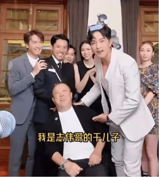 卑躬屈膝?曾志偉低姿態敬酒,被小楊哥捂臉逗弄,TVB群星賠笑淪為人肉背板