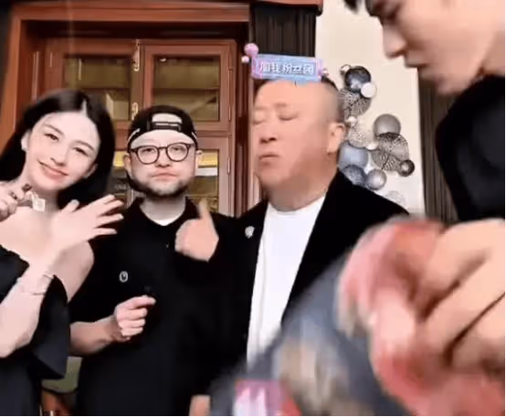 卑躬屈膝?曾志偉低姿態敬酒,被小楊哥捂臉逗弄,TVB群星賠笑淪為人肉背板