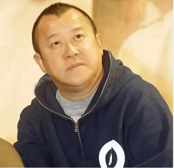 卑躬屈膝?曾志偉低姿態敬酒,被小楊哥捂臉逗弄,TVB群星賠笑淪為人肉背板