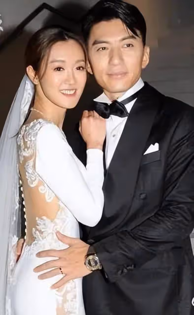 TVB當家小生曬爆肌全家福，顏值回春，老婆大秀事業線，網友激贊