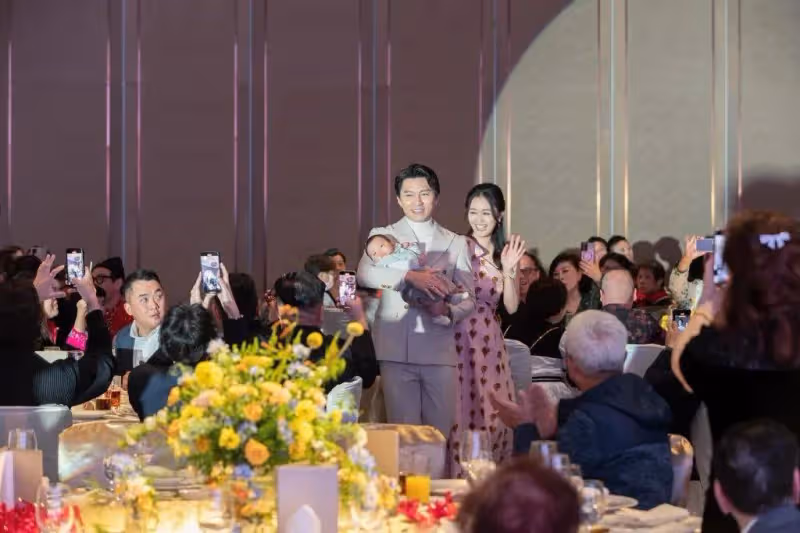 TVB當家小生曬爆肌全家福，顏值回春，老婆大秀事業線，網友激贊