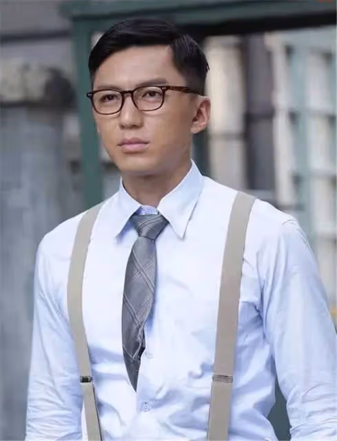 TVB當家小生曬爆肌全家福，顏值回春，老婆大秀事業線，網友激贊