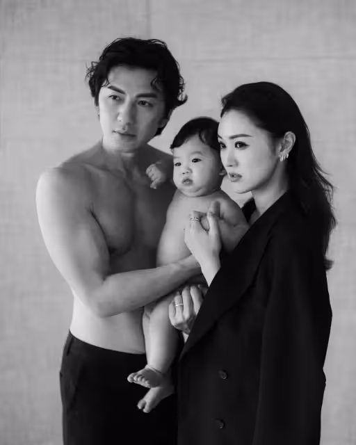 TVB當家小生曬爆肌全家福,顏值回春,老婆大秀事業線,網友激贊