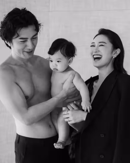 TVB當家小生曬爆肌全家福,顏值回春,老婆大秀事業線,網友激贊