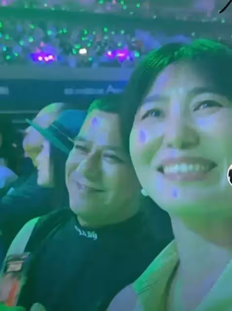 網紅楊爸追星成功!坐前排看劉德華演唱會,與楊媽牽手幸福寫臉上