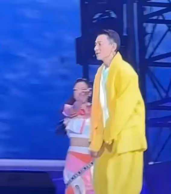 網紅楊爸追星成功!坐前排看劉德華演唱會,與楊媽牽手幸福寫臉上