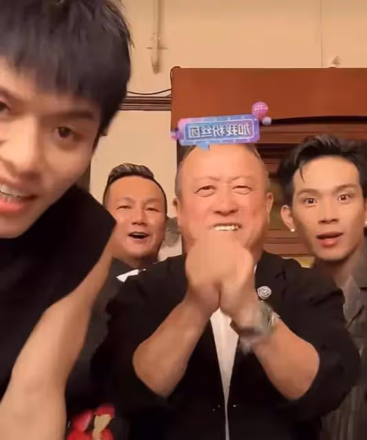 網紅楊爸追星成功!坐前排看劉德華演唱會,與楊媽牽手幸福寫臉上