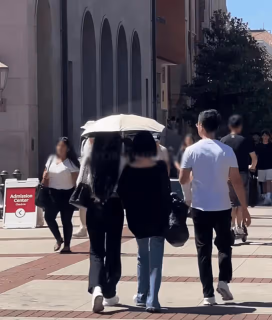 小S送大女兒去美國上大學,墨鏡衣服耳環都跟以前一樣,很節省啊