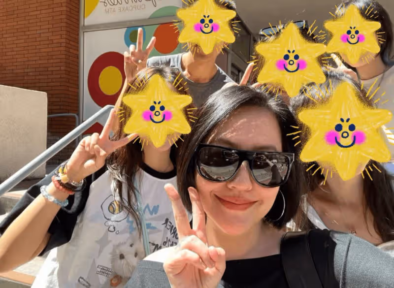 小S送大女兒去美國上大學,墨鏡衣服耳環都跟以前一樣,很節省啊
