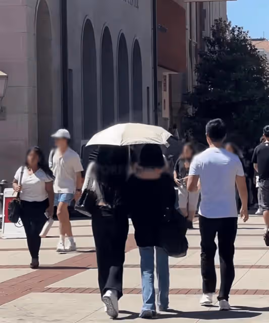 小S送大女兒去美國上大學,墨鏡衣服耳環都跟以前一樣,很節省啊