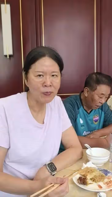 郎平回天津老家,真實顏值引熱議,臉上褶子太嚇人,素顏不敢認