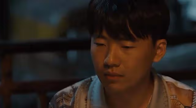 《邊水往事》但拓為護沈星慘死,舅舅讓他回國,沈星一句話觀眾哭了