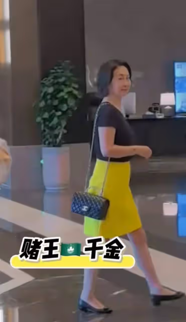 網友偶遇何超瓊,本人打扮光鮮亮麗顯年輕,身材超好不像60多歲