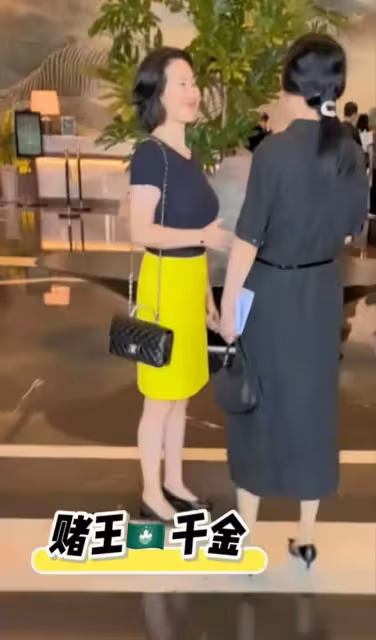 網友偶遇何超瓊,本人打扮光鮮亮麗顯年輕,身材超好不像60多歲
